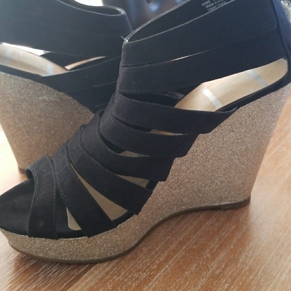 Elle Shoes - ELLE size 9.5 black wedge with gold glitter accent